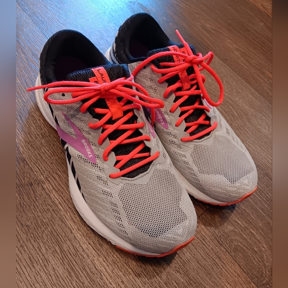 Brooks Launch 6 Running Shoes with Pink Accent and Neon Coral Laces Sz 9